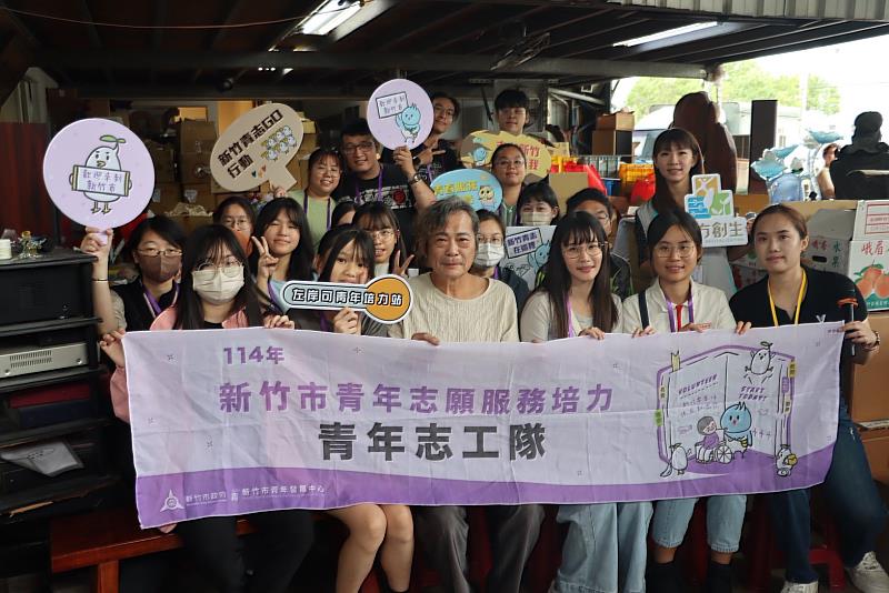 香山玻璃工藝傳承體驗－林瑤農老師與青年志工大合照