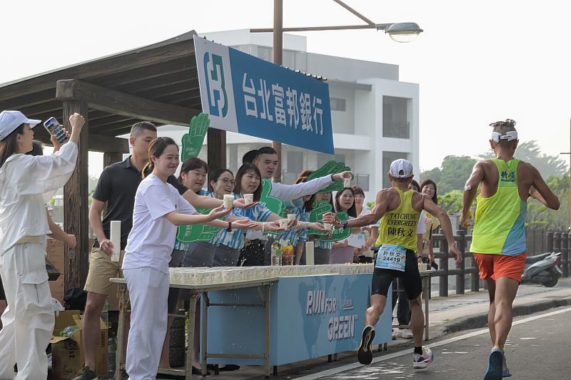 今年廣受跑友歡迎的富邦金控「特色分行」再度於田中馬拉松賽道上重新開張，為路過的跑者提供補給與應援。