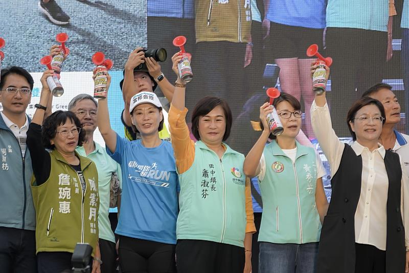 「2025台灣米倉田中馬拉松」11月9日於彰化縣田中鎮開跑!彰化縣長王惠美(右1)、台北富邦銀行執行副總吳薏菱(左3)代表鳴槍、為選手加油。