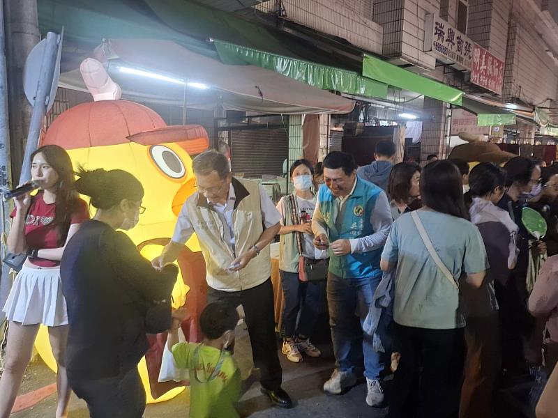 南市經發局副局長蕭富仁發放銅板券，讓民眾以消費給夜市攤商最實際的支持與鼓勵
