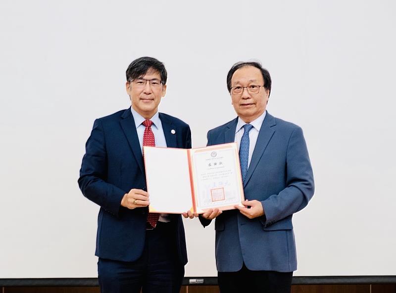 財團法人私立高雄醫學大學董事會陳建志董事長（左1）代表高醫體系致贈感謝狀予陳志鴻國策顧問，感謝他以國家政策視野帶來精闢演說，深入剖析「健康台灣」的五大支柱與未來醫療轉型趨勢