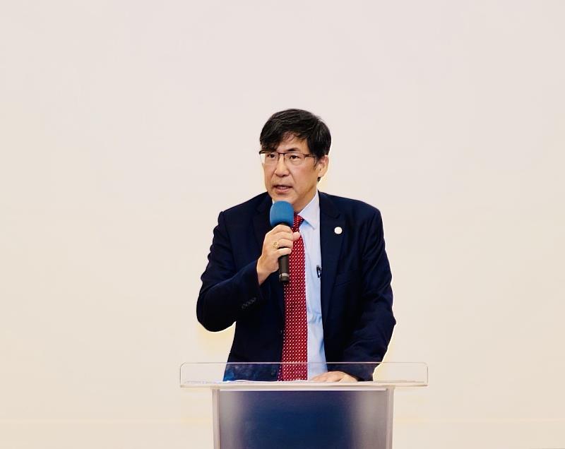 財團法人私立高雄醫學大學董事會陳建志董事長致詞時勉勵高醫主管們持續秉持「以智慧為引擎、以永續為羅盤」的精神，攜手推動高醫體系在創新、品質與責任中邁向下一個卓越里程