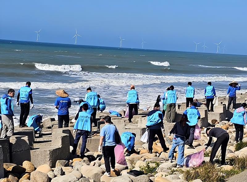 臺鹽通霄精鹽廠志工攜手地方團體，迎著強勁海風清除海漂垃圾，恢復海岸整潔樣貌。