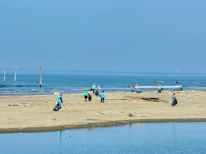 嘉義東石白水湖壽島因地層下陷，形成宛如「摩西分海」的獨特地景，臺鹽生技妝品廠志工隊主動出擊，克服特殊地形限制，守護在地海岸環境。