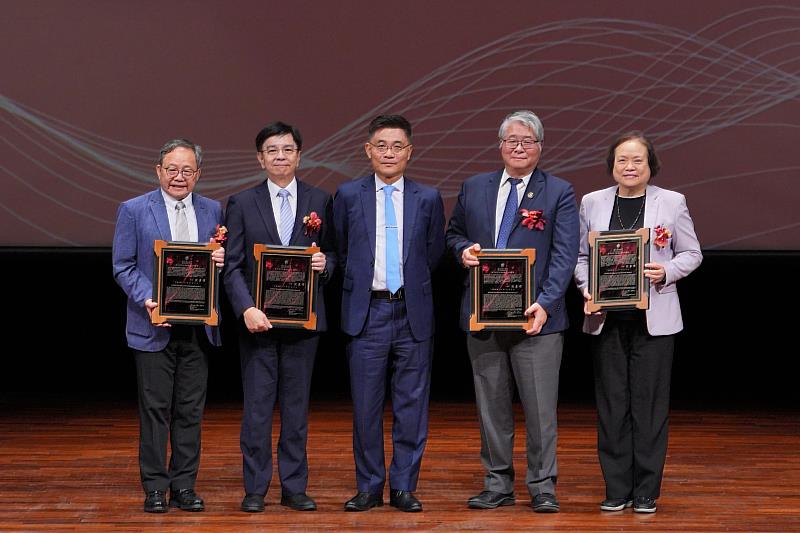 沈孟儒校長親自頒發「114年度校友傑出成就獎」給今年4位得獎者－交通管理科學系68級彭信坤（右2）、電機工程學系75級馬大康（左2）、政治學系政治經濟研究所96級陳淑姿（右1）以及高階管理碩士在職專班98級盧鏡來（左1）