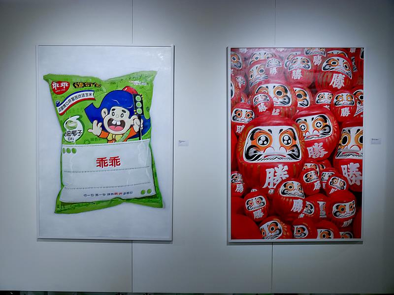 展場巨幅作品〈都市傳說乖乖〉與〈達摩不倒翁—勝尾寺〉全景，展場主牆的兩幅巨作氣勢磅礡，成為本展最吸睛焦點。