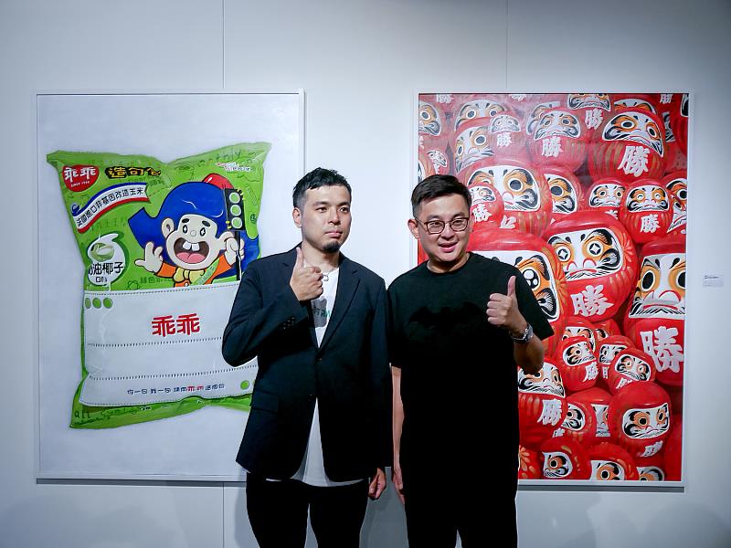 新北市議員卓冠廷與賴威帆老師合影，卓冠廷議員肯定作品展現台灣獨特的「乖乖信仰文化」，寓意守護與常。