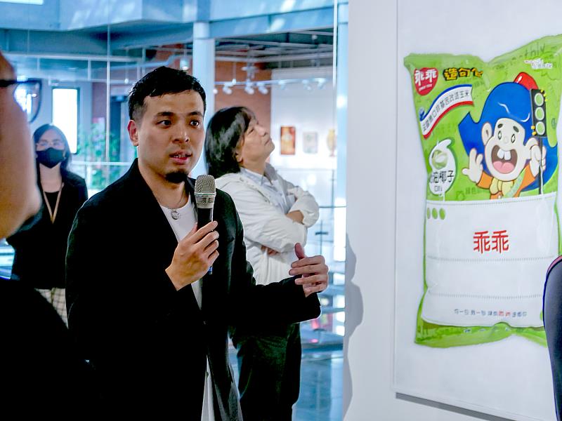 開幕茶會現場氣氛熱絡，藝術家賴威帆親自導覽作品，分享創作靈感與幕後故事，現場觀眾熱烈交流、反應熱烈。