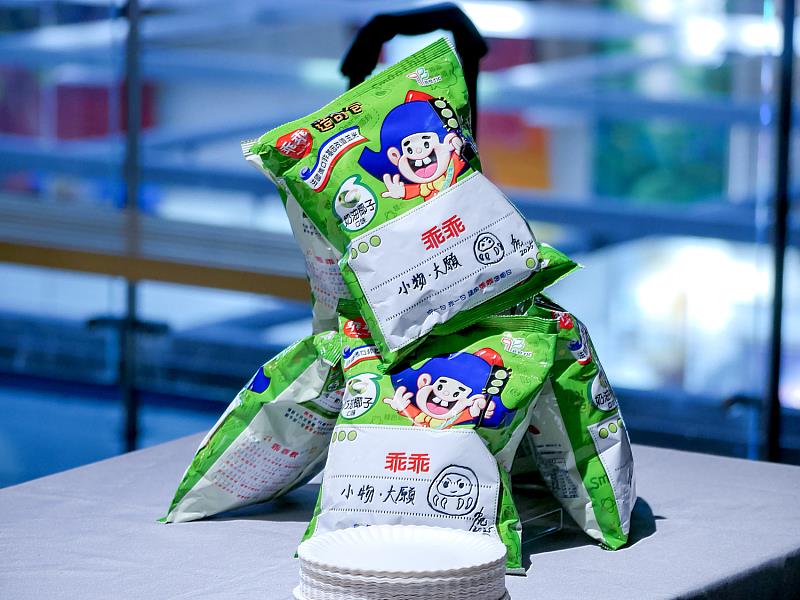 限量收藏禮「藝術家簽名乖乖」亮相，凡收藏本展作品，即可獲得藝術家親筆簽名「加持乖乖包」，成為收藏界熱議話題。