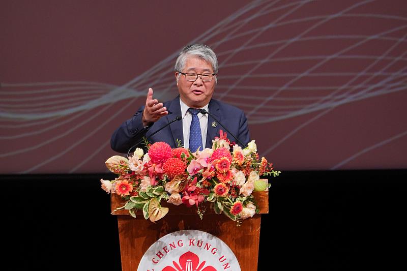 彭信坤校友壓抑內心激動表示，自己曾獲得許多獎項，但成大校友傑出成就獎對他而言是最珍貴的。