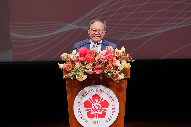 盧鏡來校友期盼能凝聚更多校友的力量，共同打造成大邁向百年願景，期待成大在未來能成為世界百大裡面名列前茅