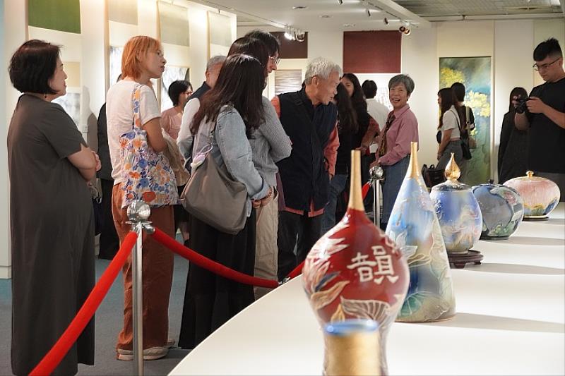 與會貴賓駐足欣賞作品，細細品味彩墨與彩瓷交織出的藝術語彙，感受創作背後的深層哲思。
