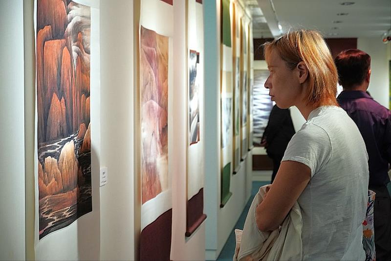 展覽以現代水墨的創新語彙，結合陶藝彩繪的深邃哲思，呈現藝術家對生命、自然與心境的深刻體悟，也為校園注入一股靜謐而澎湃的美感能量。