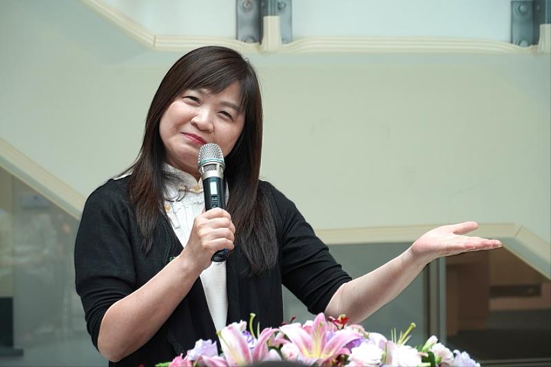 藝術家楊企霞分享創作心路歷程，感性談及藝術如何成為她與世界對話的方式，也感謝中華大學提供這次展出的舞台。