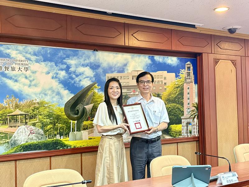 圖資長將此殊榮帶回高餐大，由代理校長陳國泰接過表彰