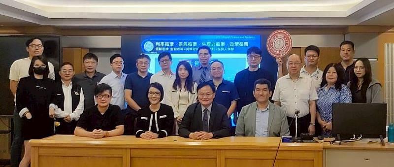 17位來自台灣與東南亞的企業領袖在泰國曼谷重拾書本，成為東海大學與易三倉大學首屆雙聯碩士學位班的學生。