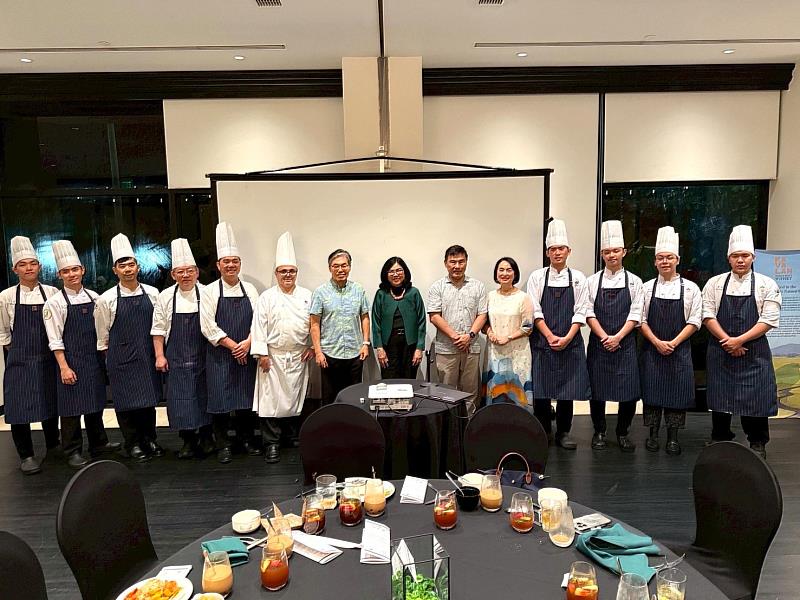 高餐大團隊與關島大學校長Anita Borja Enrizuez（右7）及台北經濟文化關島辦公室:處長劉嘉平大使（右6）合影