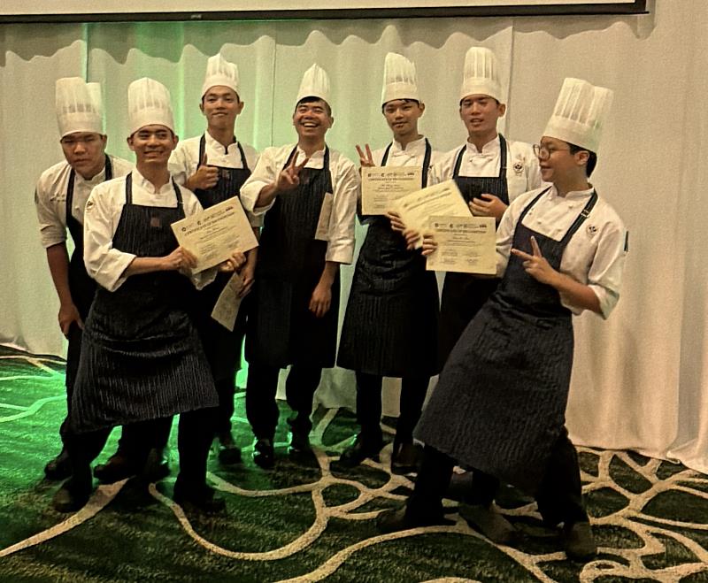 完成廚藝交流後本校參與同學拿著感謝狀與老師開心合影。（由左至右：蔡宗桓、張晏、黃芸賾、葉建志老師、陳韋誠、劉宸睿、廖心佑）