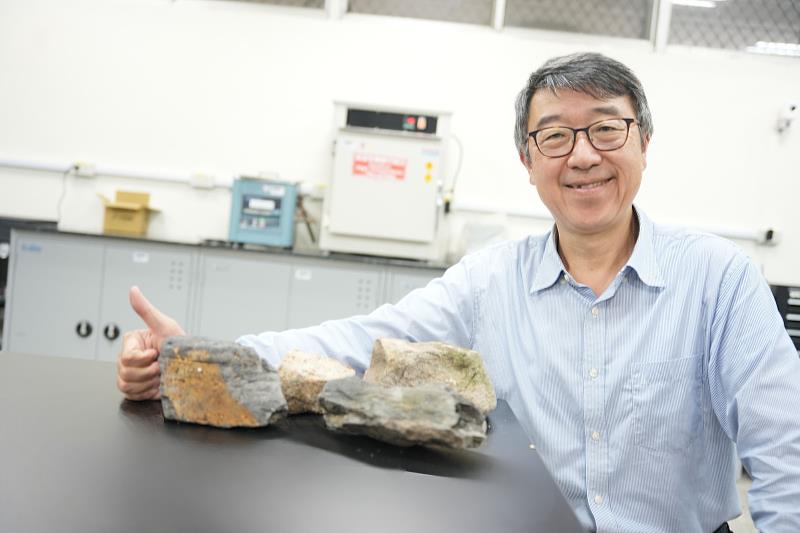 中央大學地球科學學院應地所/碳封存及地熱研究中心董家鈞教授提出板岩地層滲透率與深度關係評估的新方法,為台灣地熱資源評估與電廠可行性分析開創新方向。