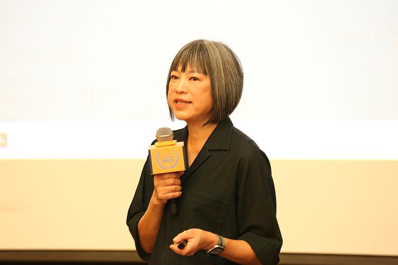 范琪斐結合多年駐美採訪與國際新聞製作經驗，帶領青年思考資訊洪流下的真偽判斷與媒體識讀。