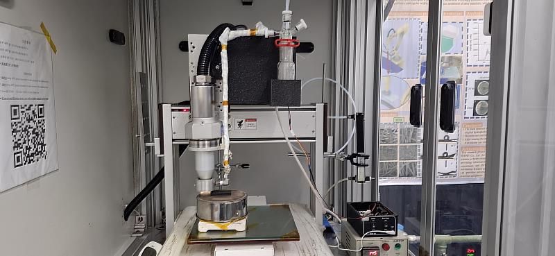 團隊利用常溫常壓電漿技術嘗試將多種金屬氧化物作為儲能反應的催化劑均勻附著於碳材表面，圖為噴射式常壓電漿鍍膜設備。