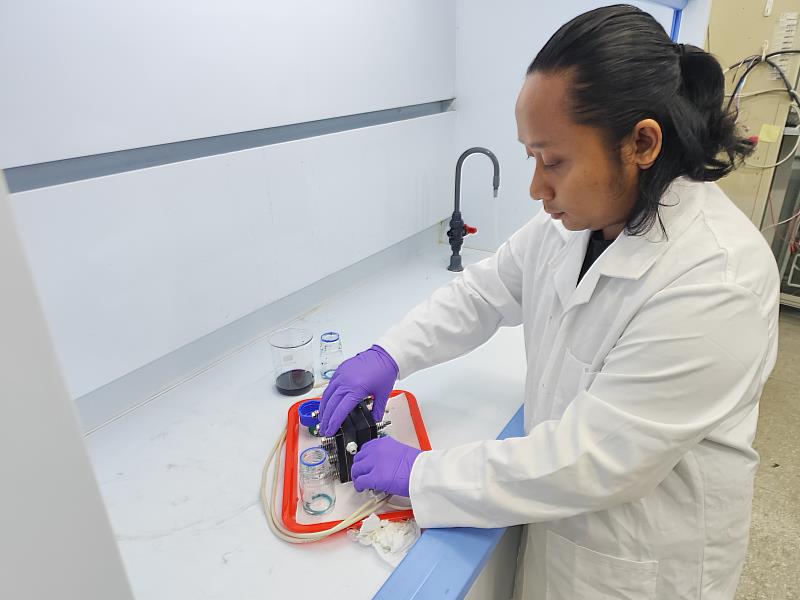 團隊博士生Ahmad Nur Riza示範試驗操作。