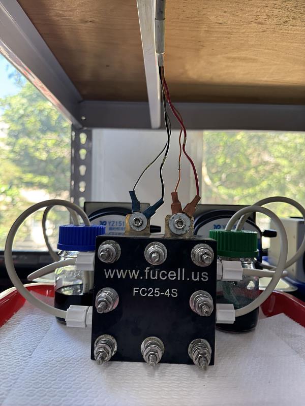 郭俞麟特聘教授帶領團隊，利用電漿技術研發出一款釩液流電池，圖為用於測試電極材料對電化學性能影響的單電池式釩液流電池。