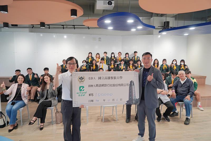 高餐大代理校長陳國泰代表接受易遊網捐贈獎助學金