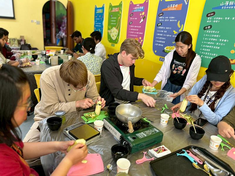 學生利用未成熟掉落果熬煮香蕉湯,實踐「全食物利用」精神