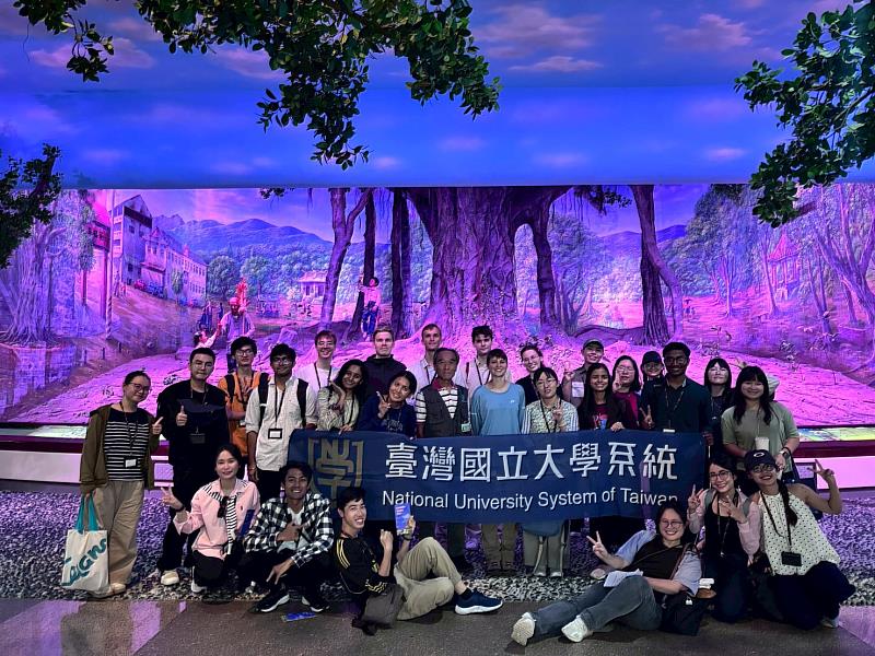 學生於生物多樣性研究所的保育教育館前合影