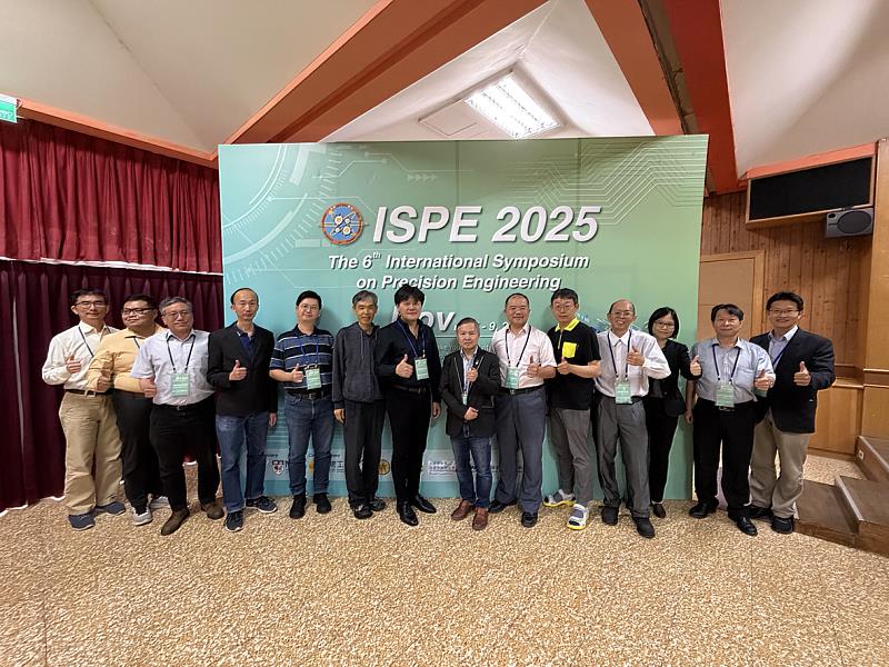 左起：關肇正教授、Ngoc Dang Khoa Tran教授、雲科大機械系張世穎教授、Hieng-Kiat Jun教授、明志科大機械系宋旻峰助理教授、興大精密所王東安特聘教授、Cheng-Kuo Lee講座教授、朱英豪講座教授、興大精密所劉柏良教授、長庚大學通識中心董人銓助理教授、Chang-Fu Dee教授、鄭薇詩副教授、明志科大機械系郭啟全教授、雲科大機械系廖哲浩助理教授。