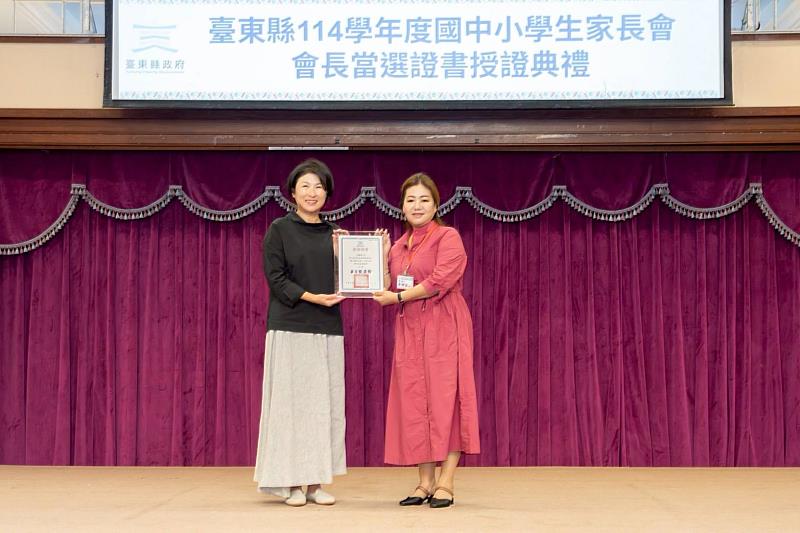 饒慶鈴頒證肯定國中小家長會長 感謝付出與支持