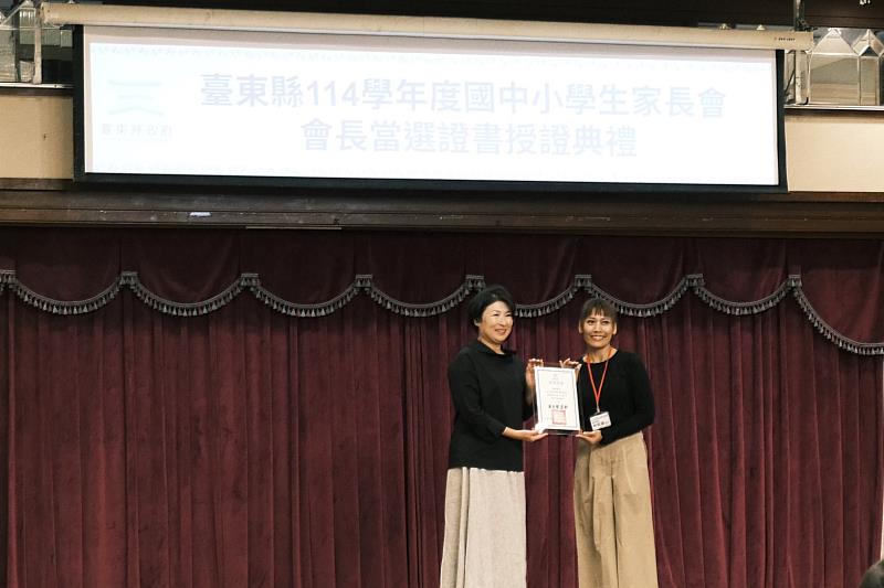 饒慶鈴頒證肯定國中小家長會長 感謝付出與支持