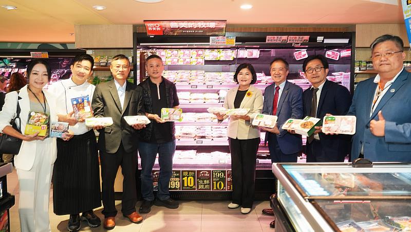 在地農產品牌首選「雲林良品」與連鎖超市龍頭「全聯福利中心」首度攜手合作,舉辦「立冬土雞節 X 雲林良品月」推廣記者會。