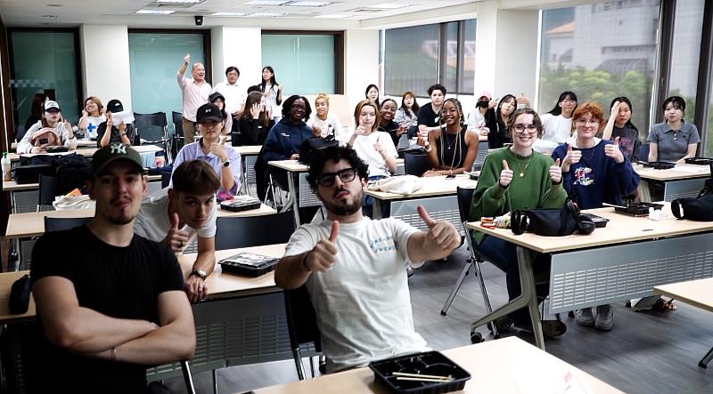 文化大學國際學生眾多，共學互動創造雙贏，營造國際村學習氛圍，培養學生開口說的自信與實力。