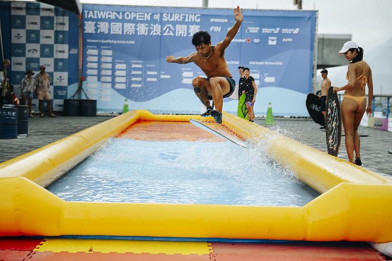 「臺灣國際衝浪公開賽」QS6000澳洲選手包辦男女雙冠（照片由台東縣政府提供）