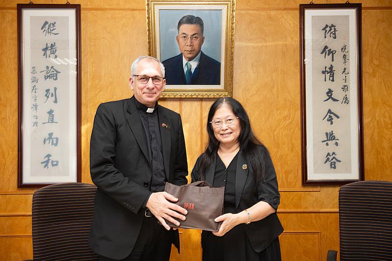 文化大學接軌國際教育政策，與全球多所大學締結姊妹校，推動雙語與跨域教學，打造具國際視野的智慧校園。