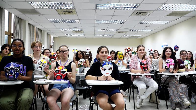 文化大學積極邀請姊妹校學生來台學習，以國劇臉譜體驗促進中華文化交流。