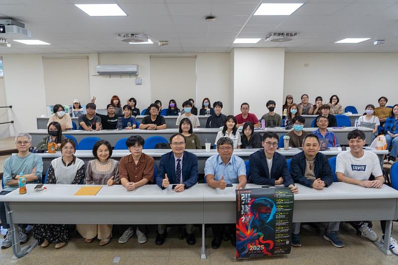 「川流台灣文學駐校作家」張嘉祥（左4）與中興大學師生合影