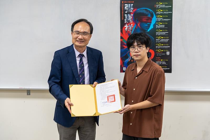 興大蔡清標副校長（左）頒發聘書「川流台灣文學駐校作家」張嘉祥
