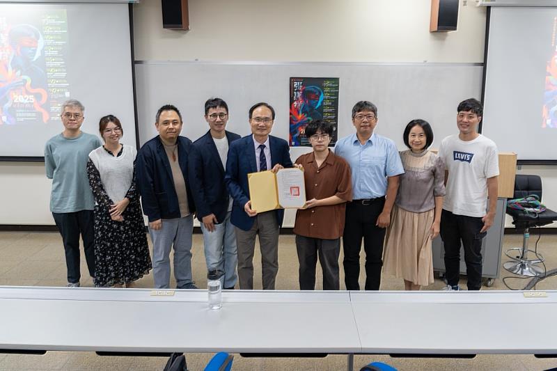 「川流台灣文學駐校作家」張嘉祥（右4）與中興大學師長合影