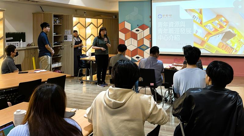 北分署青年職涯發展中心向青年介紹就業、諮詢及津貼等多元服務資源