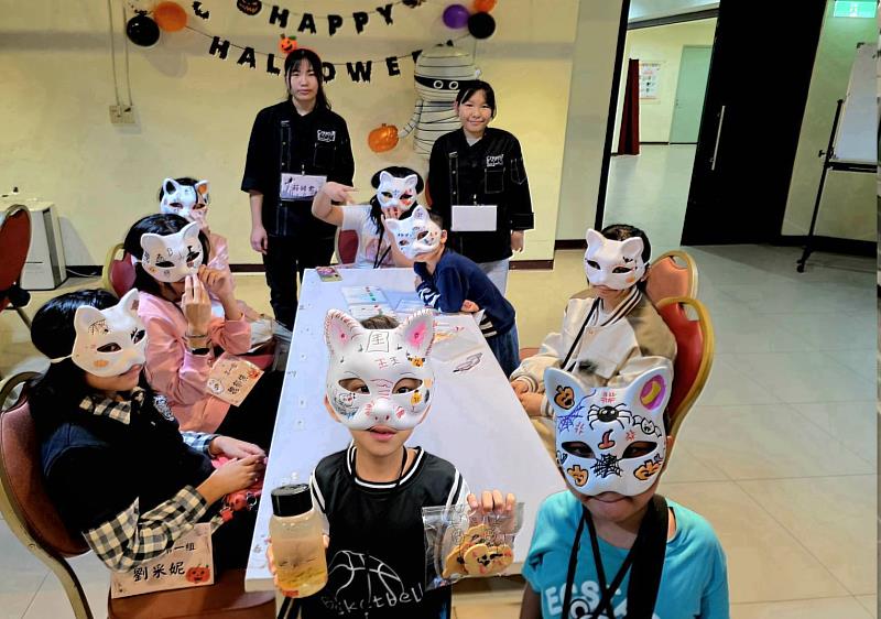 景文科大陪伴家扶童體驗製作糖霜餅乾與調製小熊軟糖蘋果汽水