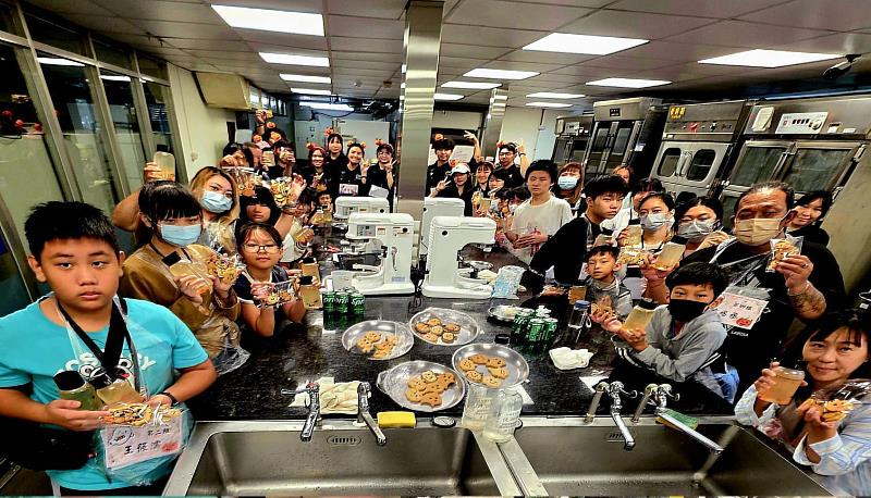 景文科大陪伴家扶童體驗製作糖霜餅乾與調製小熊軟糖蘋果汽水