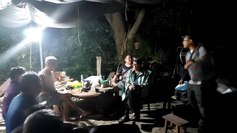 花蓮分署玉里工作站人員前往現場與村長及族人溝通，討論因應策略與行動