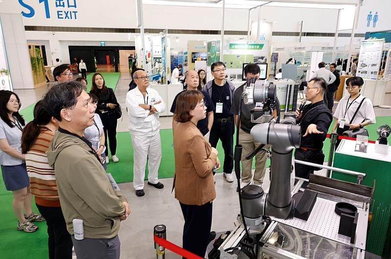 金屬中心導覽解說獲得2025愛迪生銀獎的「小型化高效銲接協作機器人」，展現人機協作實現智慧化焊接的創新技術