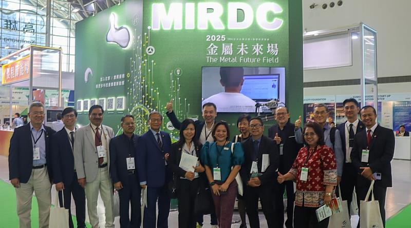 國際採購與供應管理聯盟亞太地區的國家代表團參訪金屬中心展位