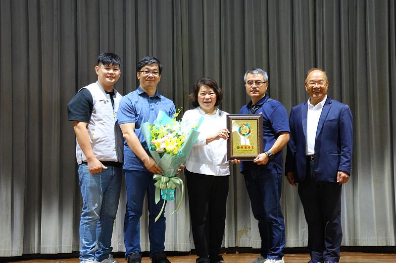 黃敏惠市長為工業會選拔績優廠商及勞工、經理人發頒獎項