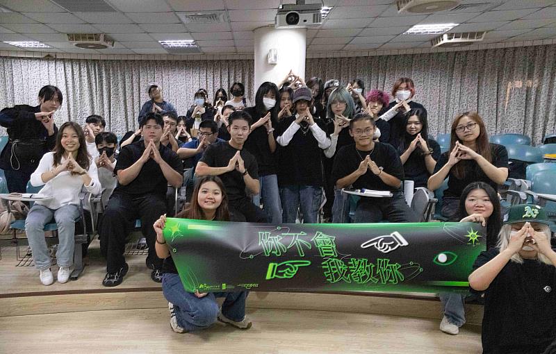 視傳系舉辦設計師講座，參與學生合影