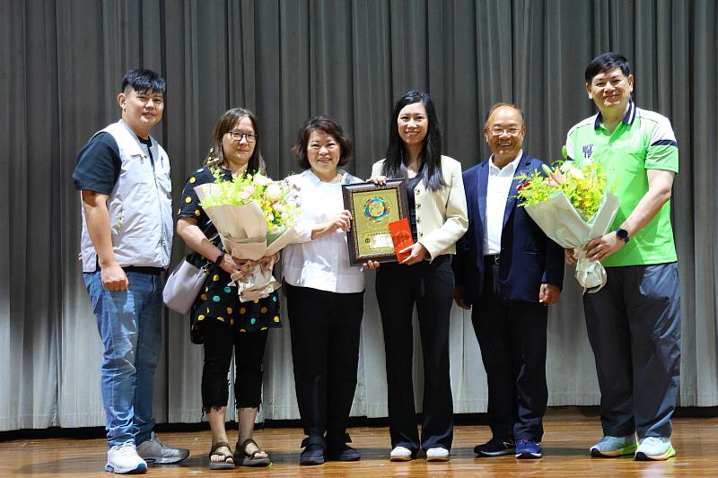 黃敏惠市長為工業會選拔績優廠商及勞工、經理人發頒獎項